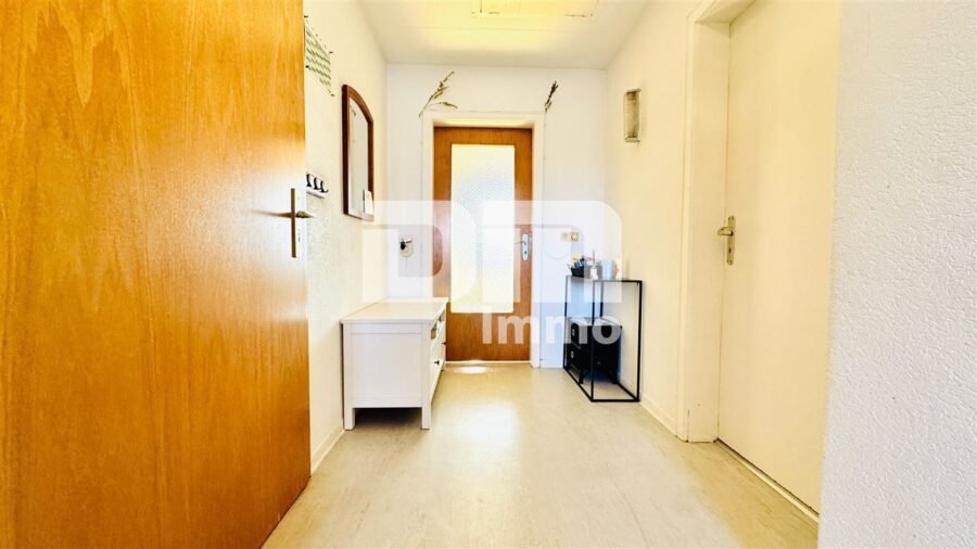 Kompakte Dreizimmer DG Wohnung in gepflegtem Dreifamilienhaus in gesuchter Lage - Flur / Diele / Garderobe